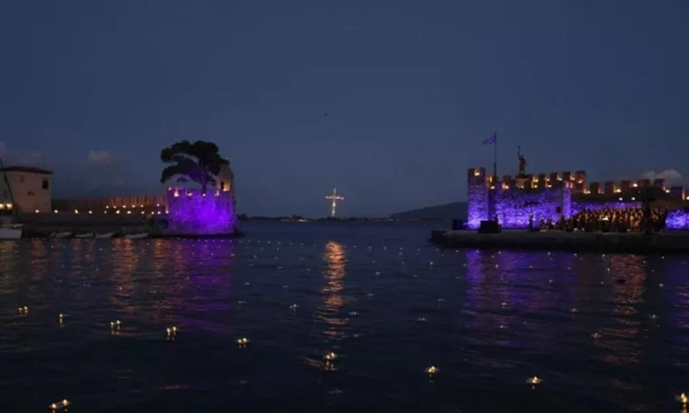 Ο φαντασμαγορικός επιτάφιος στο ενετικό λιμάνι της Ναυπάκτου